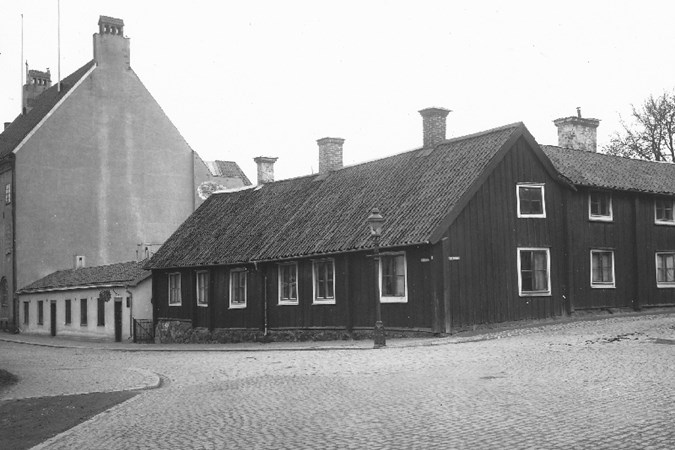 Svartvit bild från 1940-talets korsning Östra Kyrkogatan-Östra Kvarngatan med Ölstugan som ingick i Nyköpings cafébolag.