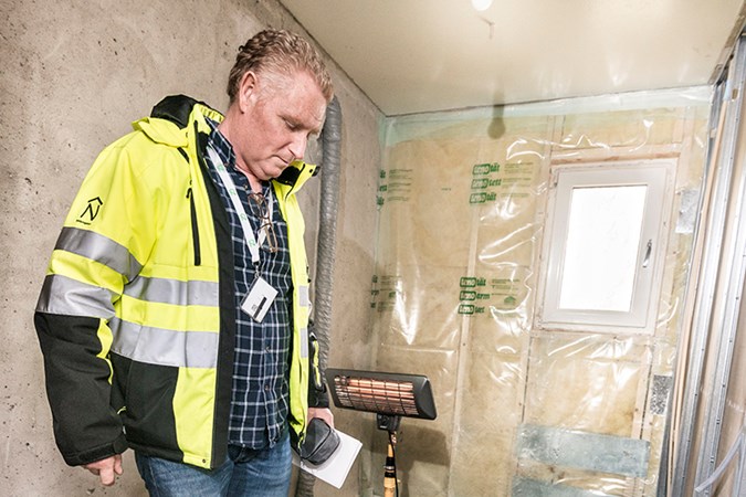 Projektledare Patrik Engwall står i ett vattenskadat badrum.