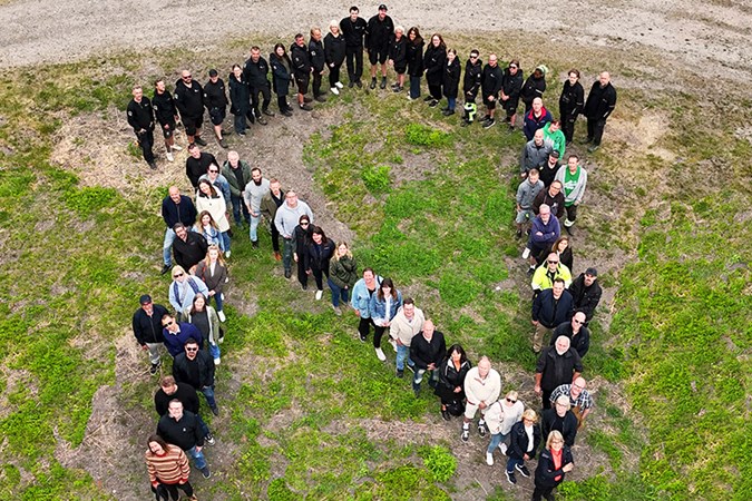 Bild på Nyköpingshems personal som formar ett stort N som i logotypen.