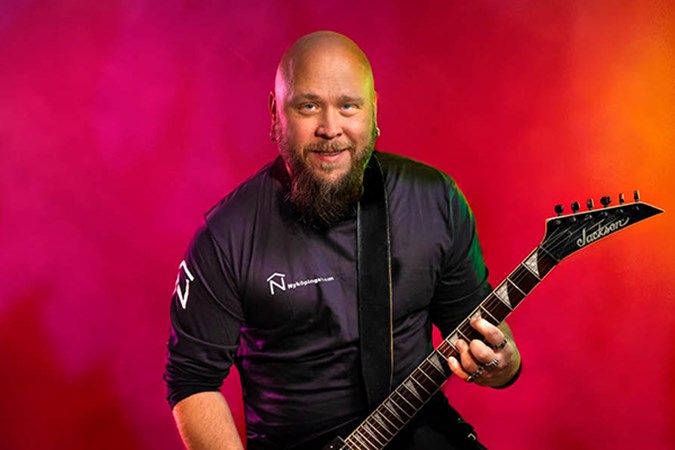 Håkan Holmström spelar elgitarr