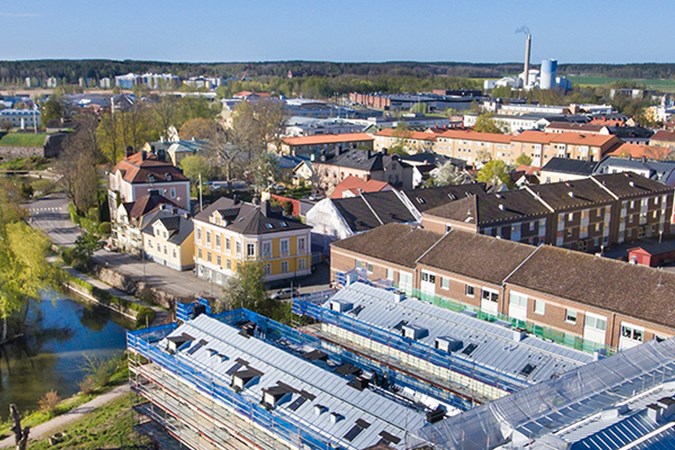 Flygfoto över Centrum Väster med kvarteret Åkroken och Nyköpingshus.